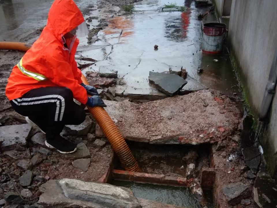 克什克腾专业清理污水池 炜誉市政以规范流程守护城市 “肠道”