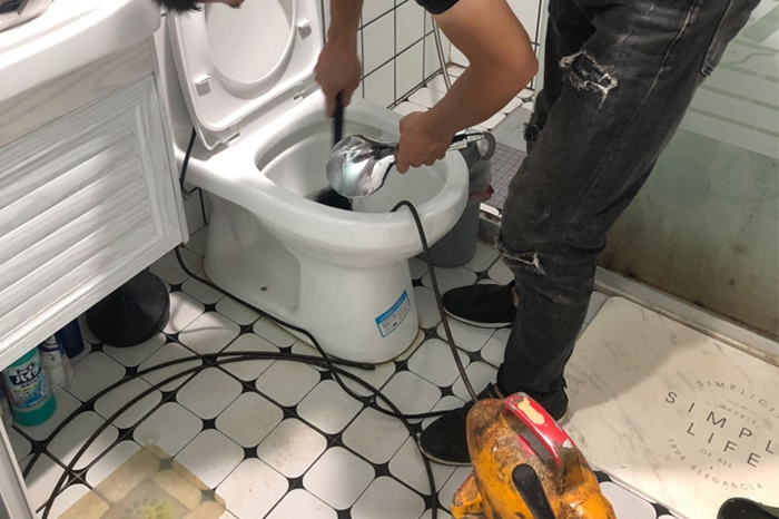 克什克腾马桶堵塞自己疏通还是找师傅?专业上门服务让你省时更省心